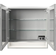 Geöffneter Spiegelschrank für das Badezimmer mit zwei Spiegeltüren, zwei Glasablagen und integrierter Steckdose.