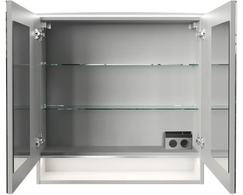 Geöffneter Spiegelschrank für das Badezimmer mit zwei Spiegeltüren, zwei Glasablagen und integrierter Steckdose.
