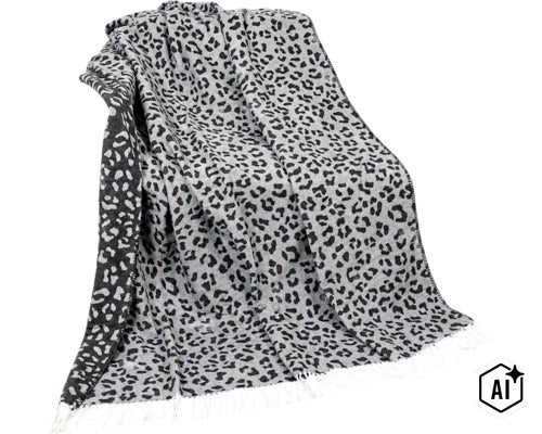 Grau-schwarze Wohndecke mit Leopardenmuster und Fransen (Image AI modified or generated)