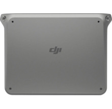 DJI Logo auf der Vorderseite einer flachen rechteckigen Drohnen Landestation mit Schrauben in den Ecken