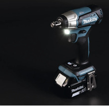 Makita Akku-Schlagschrauber 18 Volt mit bürstenlosem Motor und eingeschaltetem LED-Arbeitslicht.