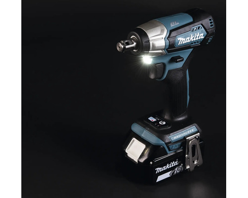 Makita Akku-Schlagschrauber 18 Volt mit bürstenlosem Motor und eingeschaltetem LED-Arbeitslicht.