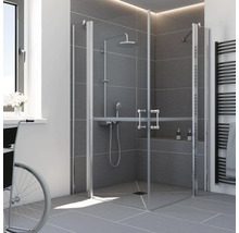 Barrierefreie Eckdusche mit Falttüren, Duschsystem mit Handbrause, bodengleiche Duschwanne und graue Fliesen in einem modernen Badezimmer.