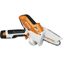 Stihl Akku Gehölzschneider mit Führungsschiene für präzise Schnitte im Gartenbereich