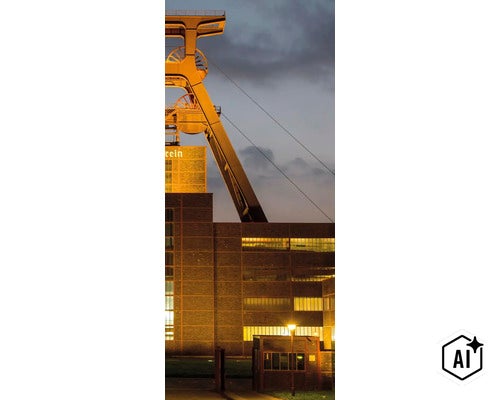 Industriegebäude mit historischem Förderturm bei Dämmerung und Beleuchtung der Ziegelsteinfassade. (Image AI modified or generated)