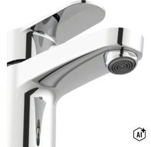 Moderne Einhebel Waschtischarmatur aus Metall mit glänzender Oberfläche und integriertem Luftsprudler für das Badezimmer. (Image AI modified or generated)