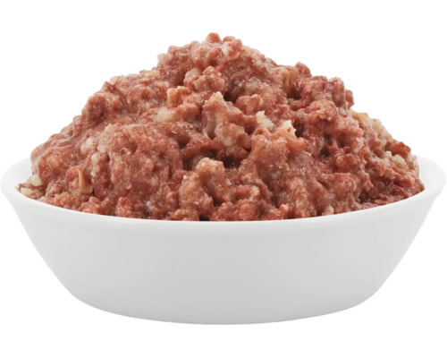 Eine weiße Schüssel gefüllt mit Nassfutter für Haustiere, bestehend aus zerkleinertem Fleisch.