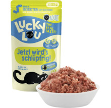 Lucky Lou Katzenfutter Rind und Insekten mit Zucchini 125 Gramm Beutel neben einer Futterschale mit Nassfutter