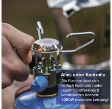 Person zündet einen kompakten Gaskocher mit einer 1250 Watt Leistung für mobiles Kochen an.