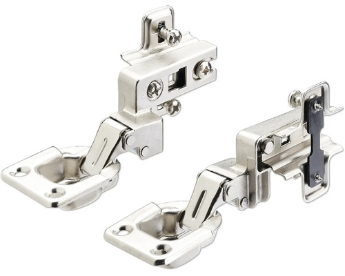 Zwei metallene Topfscharniere für Schranktüren mit Montageplatten und Einstellschrauben zur einfachen Befestigung.