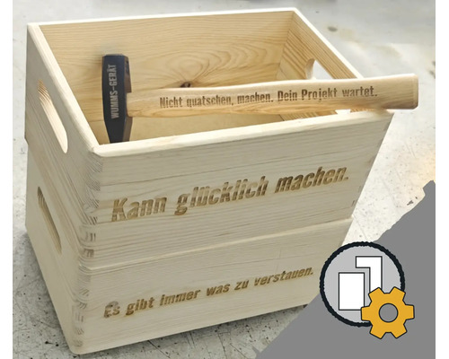 Holzkiste mit Hammer und eingravierten Texten zur Aufbewahrung von Werkzeugen