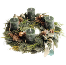 Adventskranz aus Tannenzweigen mit vier Stumpenkerzen, dekorativen Weihnachtskugeln, Zapfen und einer Schleife als Tischschmuck.