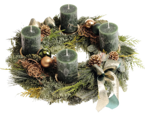 Adventskranz aus Tannenzweigen mit vier Stumpenkerzen, dekorativen Weihnachtskugeln, Zapfen und einer Schleife als Tischschmuck.
