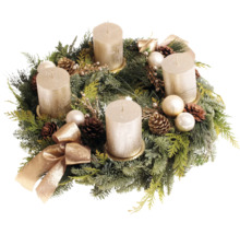 Weihnachtskranz aus Tannenzweigen mit vier Stumpenkerzen, Zapfen, Weihnachtskugeln und einer Schleife als festliche Dekoration.