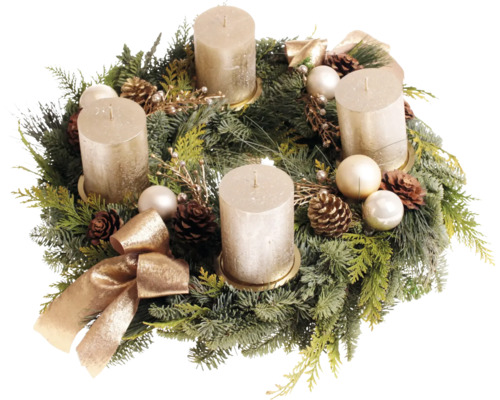 Weihnachtskranz aus Tannenzweigen mit vier Stumpenkerzen, Zapfen, Weihnachtskugeln und einer Schleife als festliche Dekoration.