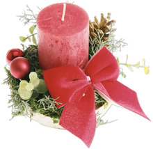 Weihnachtliches Tischgesteck mit Stumpenkerze, Tannenzweigen, Zapfen und Schleife als festliche Weihnachtsdekoration.
