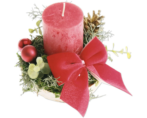 Weihnachtliches Tischgesteck mit Stumpenkerze, Tannenzweigen, Zapfen und Schleife als festliche Weihnachtsdekoration.