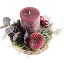 Weihnachtliches Tischgesteck mit Stumpenkerze auf einer Holzscheibe dekoriert mit Eukalyptus und Weihnachtskugeln