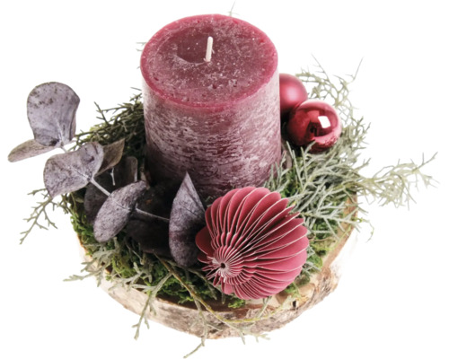 Weihnachtliches Tischgesteck mit Stumpenkerze auf einer Holzscheibe dekoriert mit Eukalyptus und Weihnachtskugeln