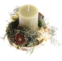 Weihnachtliche Tischdekoration mit Stumpenkerze, Tannenzapfen und Weihnachtskugeln auf einer Baumscheibe