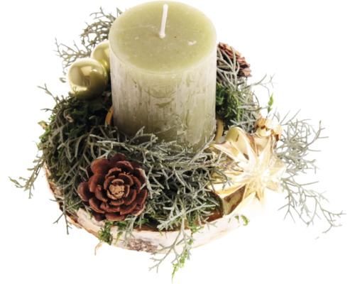 Weihnachtliche Tischdekoration mit Stumpenkerze, Tannenzapfen und Weihnachtskugeln auf einer Baumscheibe