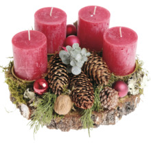 Adventskranz auf einer Baumscheibe mit vier Stumpenkerzen, Zapfen, Kugeln und Nüssen als weihnachtliche Dekoration.