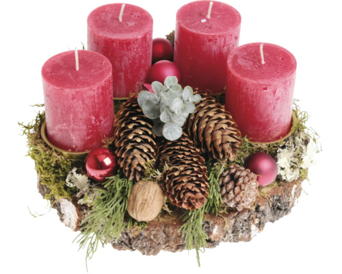 Adventskranz auf einer Baumscheibe mit vier Stumpenkerzen, Zapfen, Kugeln und Nüssen als weihnachtliche Dekoration.