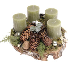 Adventskranz mit vier Stumpenkerzen, Tannenzapfen, Moos und Baumscheibe als Dekoration