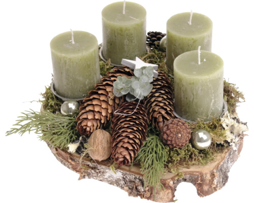 Adventskranz mit vier Stumpenkerzen, Tannenzapfen, Moos und Baumscheibe als Dekoration