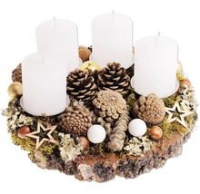 Adventskranz mit vier Stumpenkerzen, Zapfen, Nüssen und Holzsternen auf einer Baumscheibe