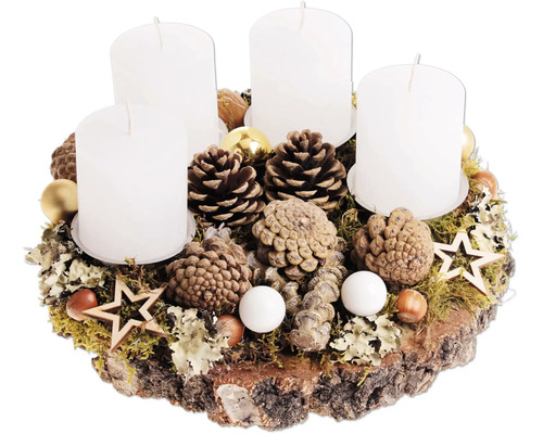 Adventskranz mit vier Stumpenkerzen, Zapfen, Nüssen und Holzsternen auf einer Baumscheibe