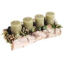 Adventskranz aus Birkenholz mit vier Stumpenkerzen und weihnachtlicher Dekoration