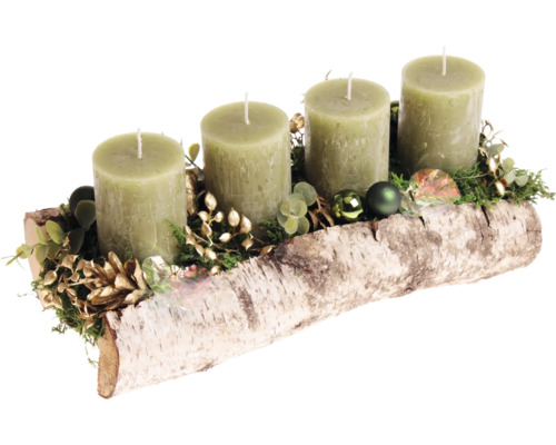 Adventskranz aus Birkenholz mit vier Stumpenkerzen und weihnachtlicher Dekoration