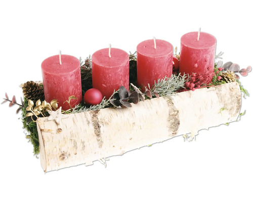 Adventskranz mit vier Stumpenkerzen in einem dekorierten Birkenholzstamm als festliche Weihnachtsdekoration.