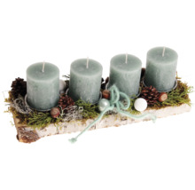 Adventskranz mit vier Stumpenkerzen, dekoriert mit Tannenzapfen, Nüssen und Moos auf einem Birkenholzstamm.
