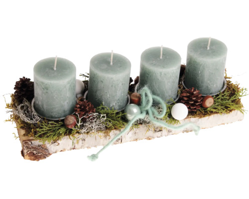Adventskranz mit vier Stumpenkerzen, dekoriert mit Tannenzapfen, Nüssen und Moos auf einem Birkenholzstamm.