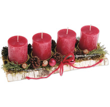 Adventsgesteck mit vier Stumpenkerzen, dekoriert mit Zapfen, Nüssen und Birkenholz auf einer rechteckigen Holzplatte.