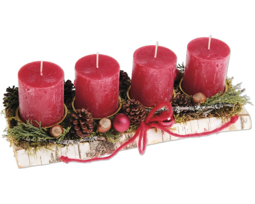 Adventsgesteck mit vier Stumpenkerzen, dekoriert mit Zapfen, Nüssen und Birkenholz auf einer rechteckigen Holzplatte.