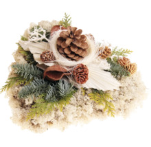 Weihnachtliches Tischgesteck mit Zapfen, Moos und künstlichen Tannenzweigen als dekorative Tischdekoration.