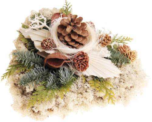 Weihnachtliches Tischgesteck mit Zapfen, Moos und künstlichen Tannenzweigen als dekorative Tischdekoration.