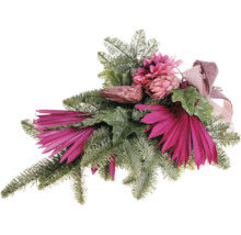 Dekoratives Weihnachtsgesteck mit Tannengrün, künstlichen Blumen, getrockneten Blüten und einer Schleife als Tischschmuck.