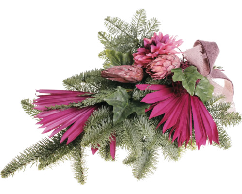 Dekoratives Weihnachtsgesteck mit Tannengrün, künstlichen Blumen, getrockneten Blüten und einer Schleife als Tischschmuck.