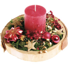 Weihnachtsgesteck mit Stumpenkerze auf einer Holzscheibe, dekoriert mit Moos, Sternen und Weihnachtskugeln zur festlichen Raumdekoration.