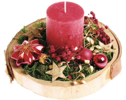 Weihnachtsgesteck mit Stumpenkerze auf einer Holzscheibe, dekoriert mit Moos, Sternen und Weihnachtskugeln zur festlichen Raumdekoration.