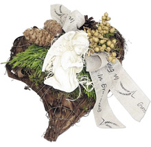 Trauerherz aus Rebholz mit Engelfigur, Tannengrün, Kiefernzapfen und Schleife mit Inschrift in Gedenken als Grabschmuck