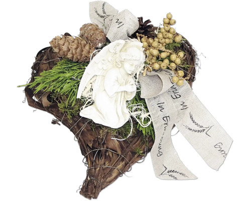 Trauerherz aus Rebholz mit Engelfigur, Tannengrün, Kiefernzapfen und Schleife mit Inschrift in Gedenken als Grabschmuck