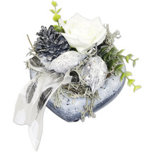 Dekoratives Herz mit Kunstblume, Tannenzapfen und Dekoelementen als Tischschmuck