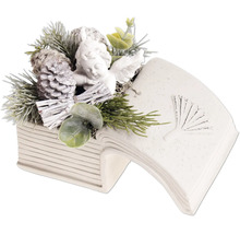 Weihnachtliche Tischdekoration mit Engelsfigur in einem offenen Buch aus Stein mit Tannenzweigen und Zapfen