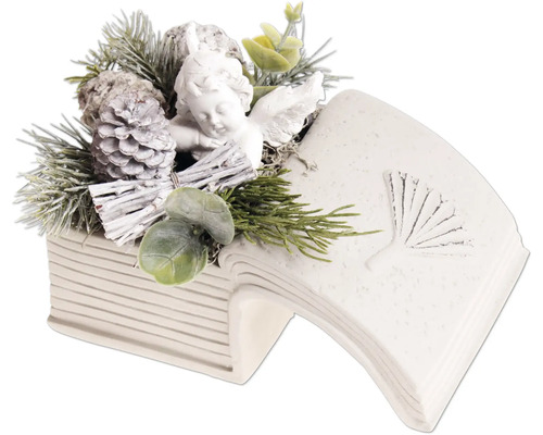 Weihnachtliche Tischdekoration mit Engelsfigur in einem offenen Buch aus Stein mit Tannenzweigen und Zapfen