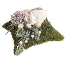Weihnachtliches Dekoherz aus Moos mit einer Engelsfigur, Tannenzweigen, Zapfen und Blumen als festliche Tischdekoration.